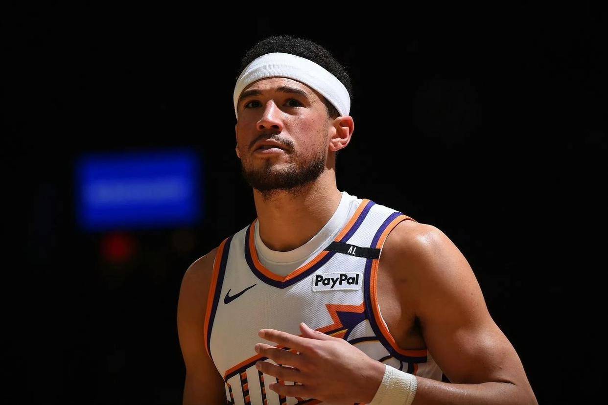 包含雄鹿B队完胜菲律宾男篮，布克送出助攻的词条