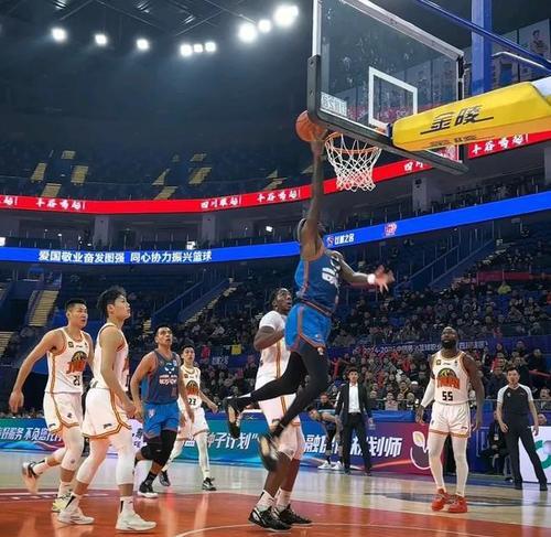 重庆男篮在比赛中展现出色发挥，战胜对手的简单介绍