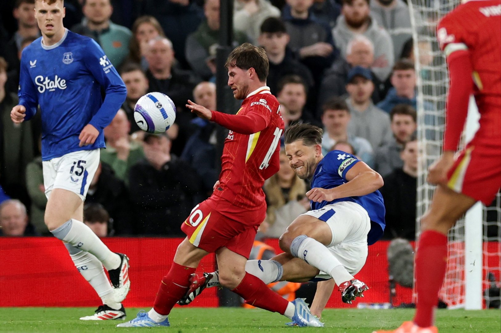 关于英格兰力克苏格兰，前锋连场进球的信息