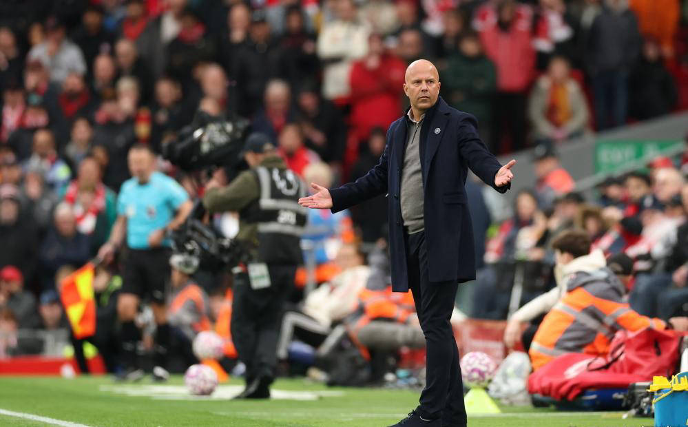 关于曼联主帅提前下课，球队陷入困境的信息