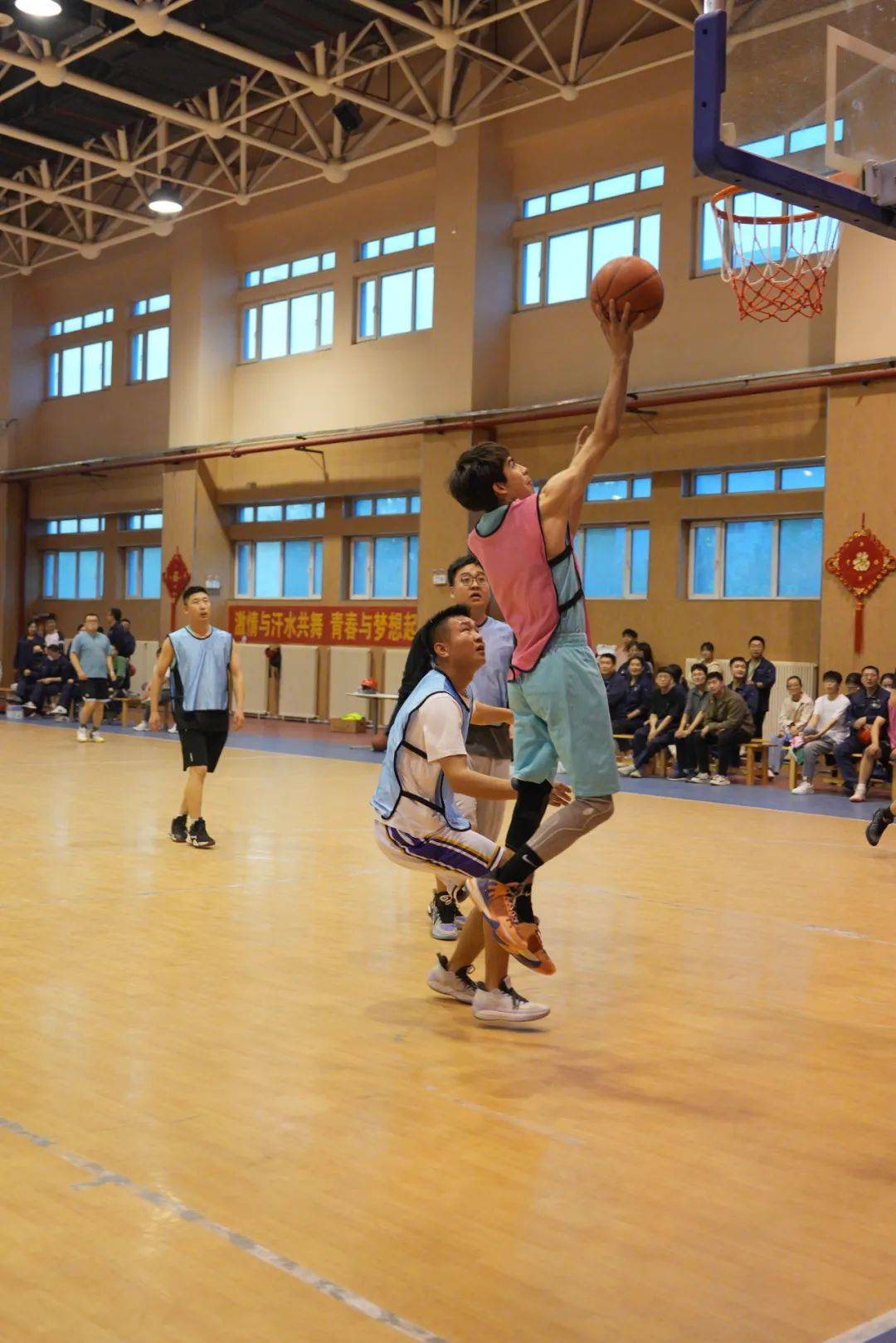 激烈决斗，拼劲十足，篮球赛事场景扣人心弦