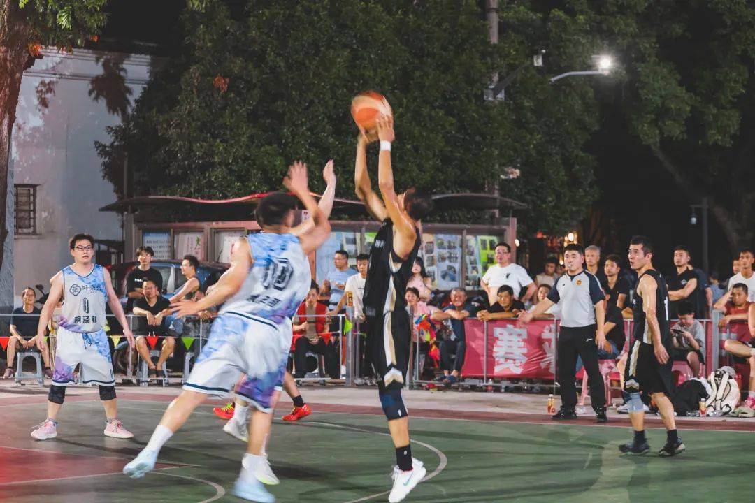 激烈决斗，拼劲十足，篮球赛事场景扣人心弦