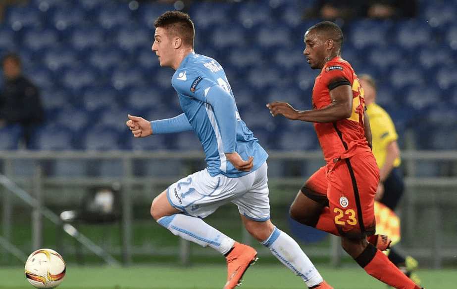 关于雷恩与阿贾克斯迎来欧冠资格赛较量，战况激烈的信息