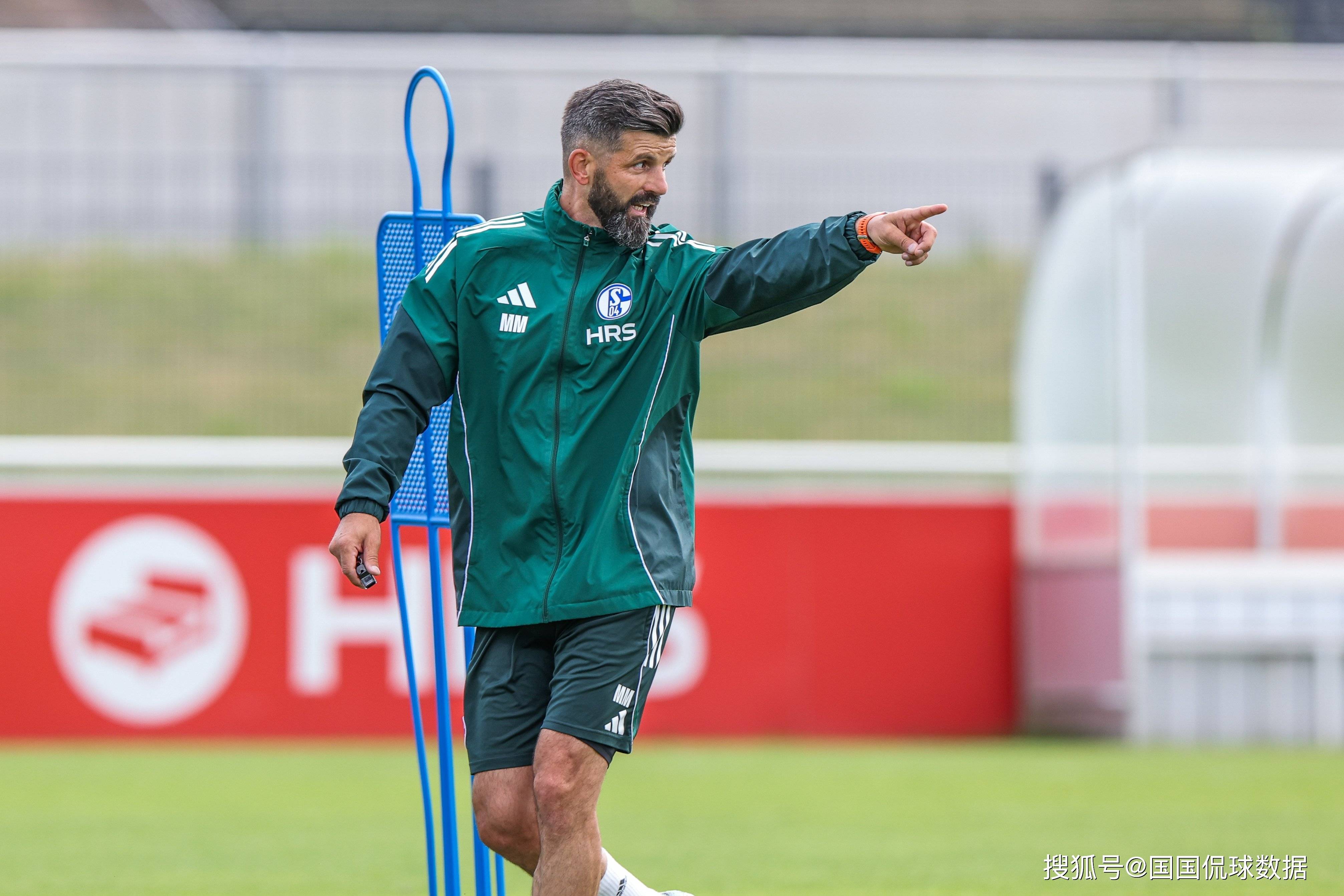 沙尔克客场失利，主帅遭遇批评的简单介绍