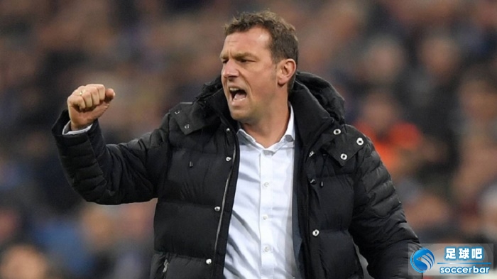 沙尔克客场失利，主帅遭遇批评的简单介绍