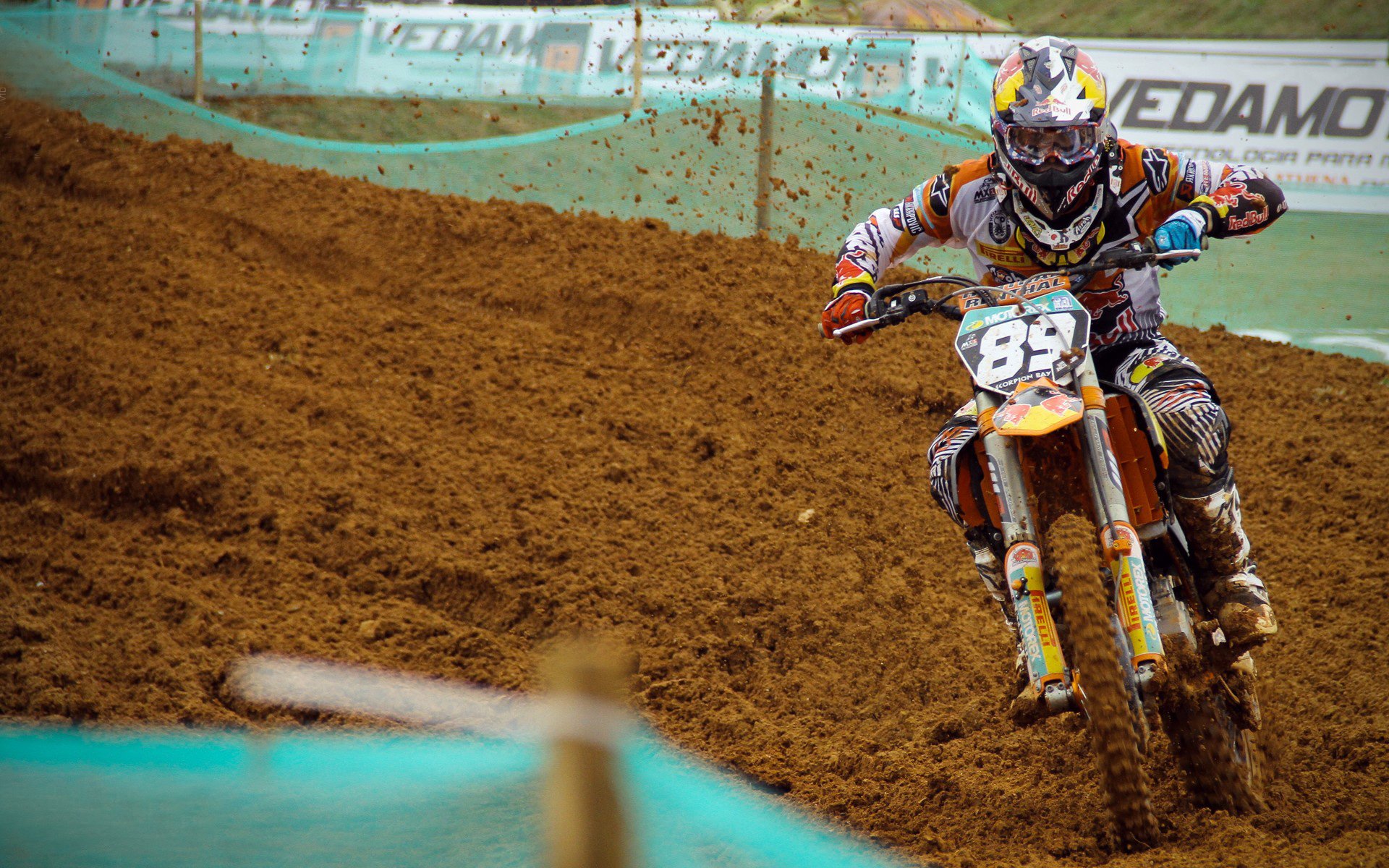 赛道与绿茵场的双重奏，当F1新赛季揭幕战遇上曼城掀翻巴萨