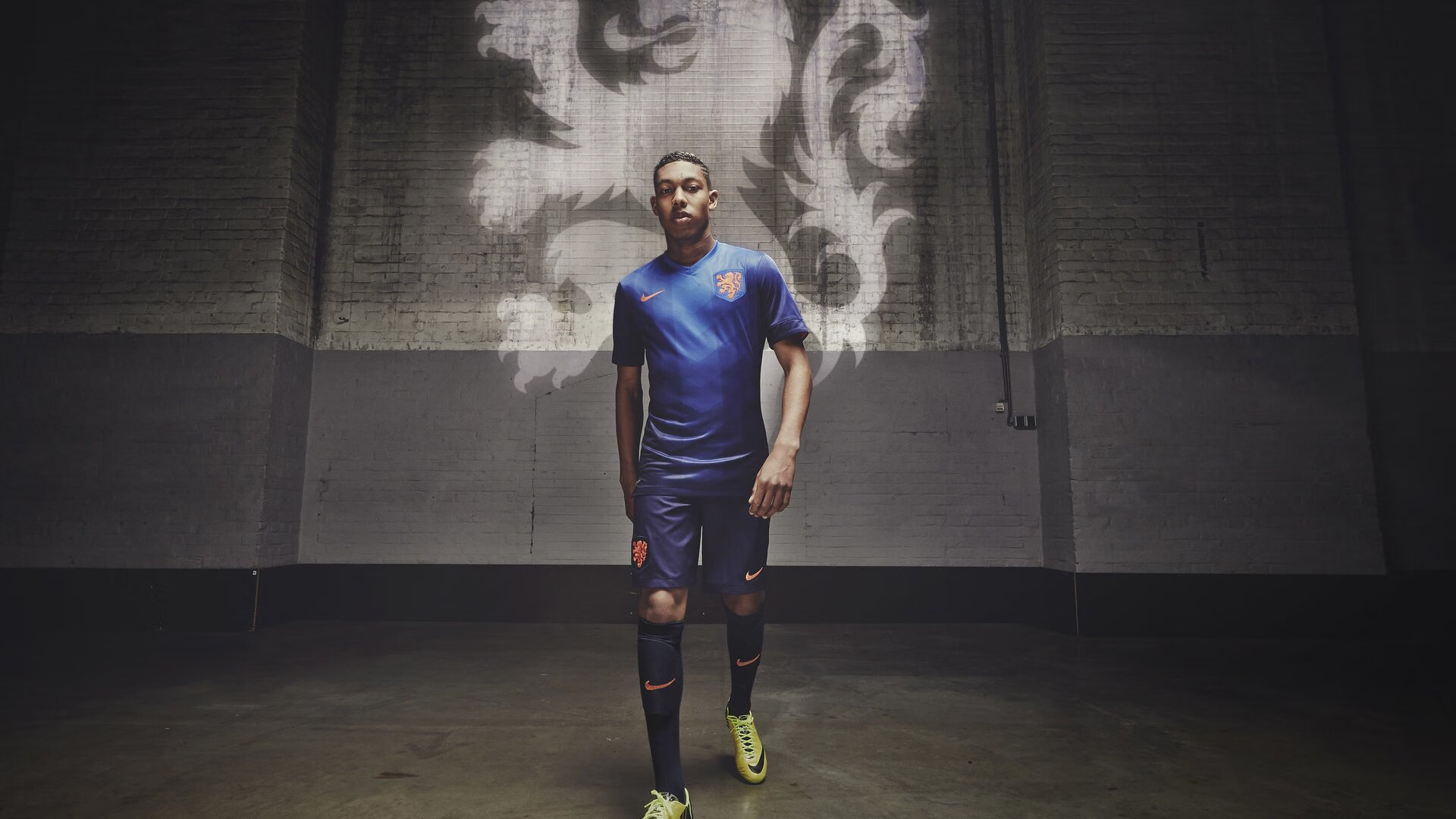 三笘薰的魔法与那不勒斯的奇迹，足球世界里的无解与压哨